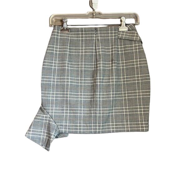 3 for $30! H&M patterned mini skirt with ruffle detail. - Picture 7 of 7